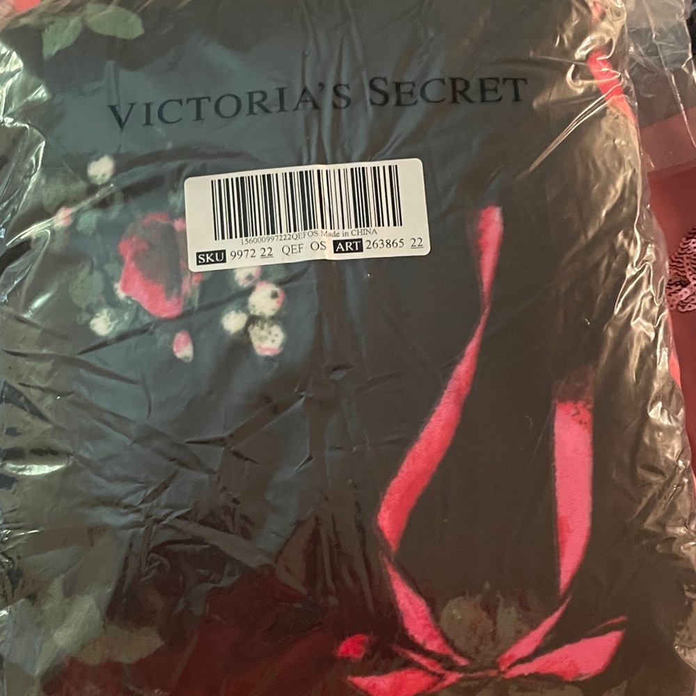 Pink Victoria’s secret Sherpa blanket BNIP